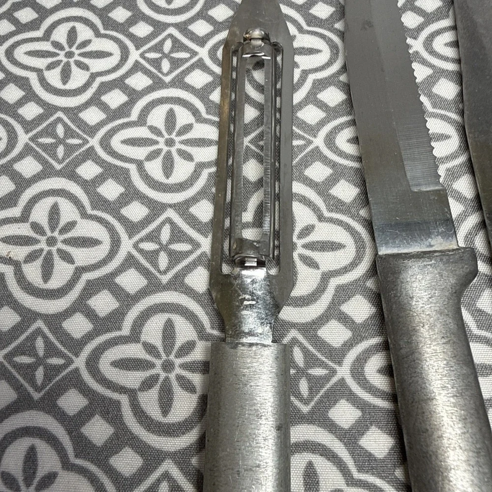 Rada 5 Knives Serrated & 1 Pealer Stainless Steel USA Made Silver. Aunts Estate.